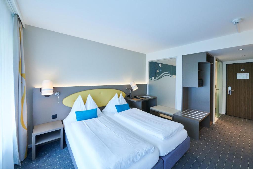 Двухместный (Двухместный номер с двуспальной кроватью и дополнительной кроватью) отеля Hotel Restaurant Holiday, Тун