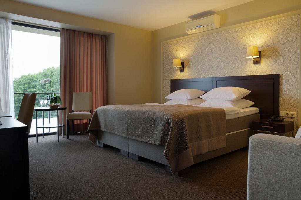 Двухместный (Двухместный номер бизнес-класса с 1 кроватью или 2 отдельными кроватями плюс посещение спа-центра) отеля Margis, Тракай