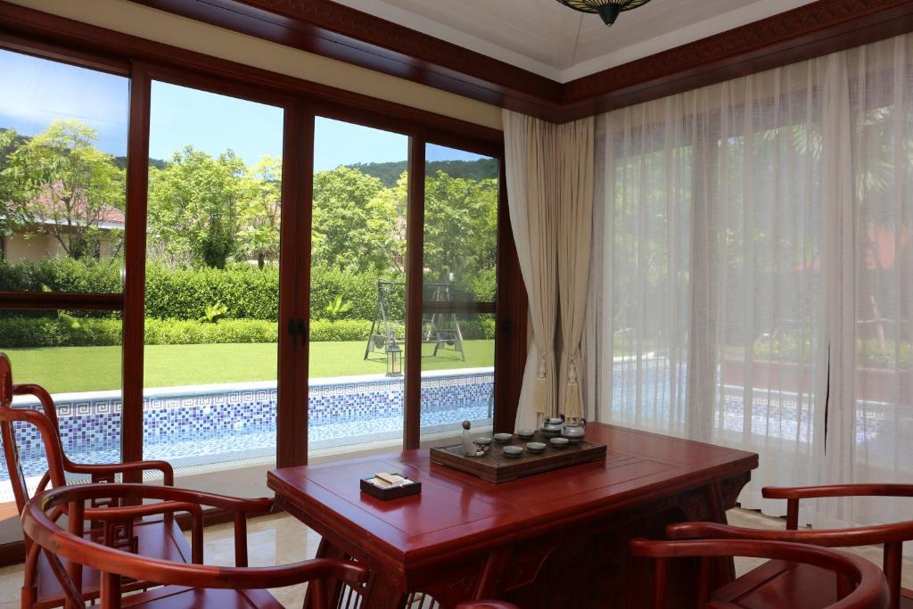 Вилла (Five-Bedroom Villa with Hot Spring (Airport pick up+ Private Butler + Hot Spring)), Sanya Ocean Sonic Banling Hotspring Resort