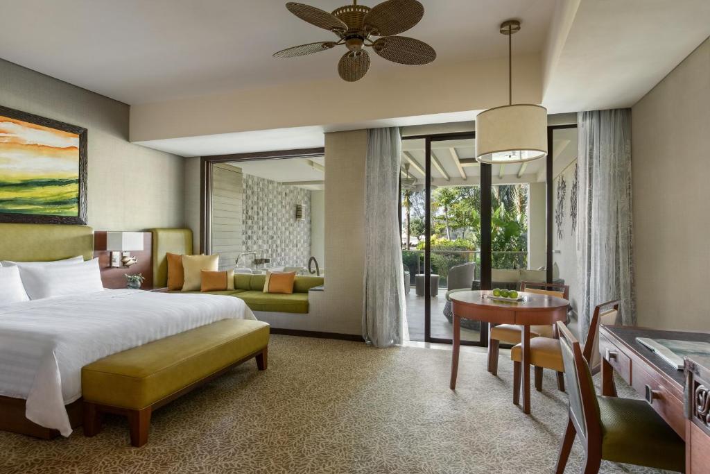 Двухместный (Полулюкс в крыле Ocean с кроватью размера «king-size» и специальными привилегиями, вид на сад) курортного отеля Shangri-La’s Rasa Ria Resort & Spa, Кота-Кинабалу