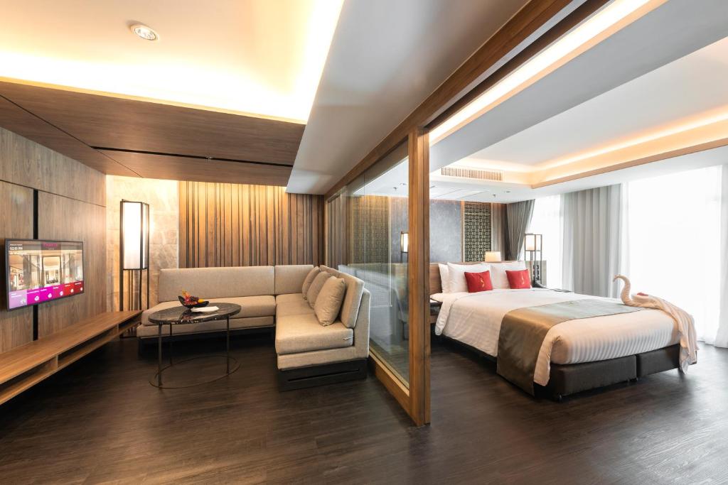Сьюит (Люкс с 1 спальней и кроватью размера «king-size» - Для некурящих) отеля Ramada Plaza ChaoFah, Phuket, Пхукет