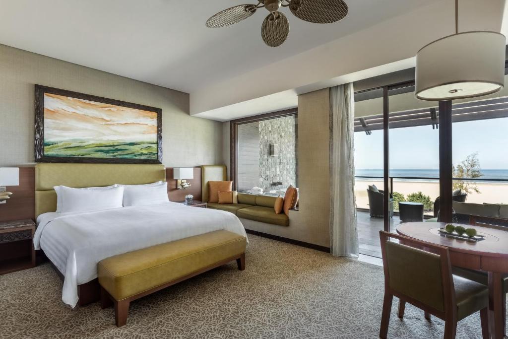 Двухместный (Полулюкс в крыле Ocean с кроватью размера «king-size» и специальными привилегиями, вид на море) курортного отеля Shangri-La’s Rasa Ria Resort & Spa, Кота-Кинабалу