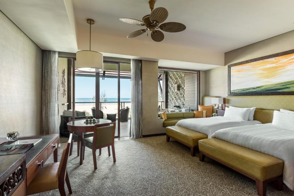 Двухместный (Двухместный полулюкс в крыле Ocean с 2 отдельными кроватями и специальными привилегиями, вид на море) курортного отеля Shangri-La’s Rasa Ria Resort & Spa, Кота-Кинабалу