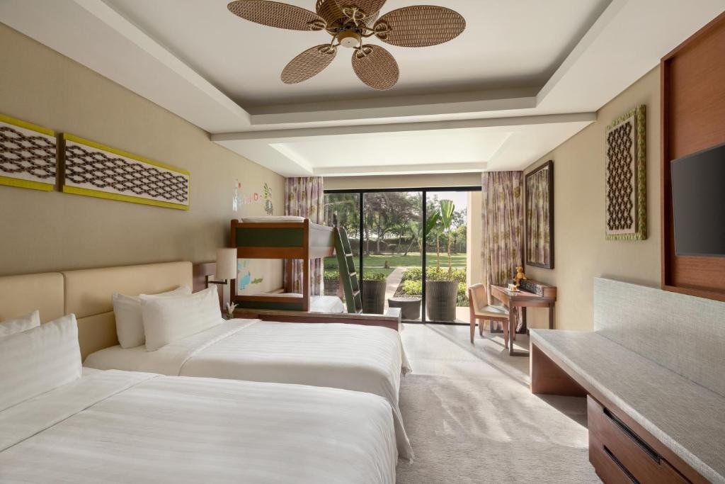Семейный (Семейный полулюкс в крыле Ocean со специальными привилегиями) курортного отеля Shangri-La’s Rasa Ria Resort & Spa, Кота-Кинабалу