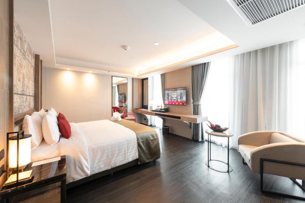 Двухместный (Номер «Премиум» с кроватью размера «king-size» ― Для некурящих) отеля Ramada Plaza ChaoFah, Phuket, Пхукет