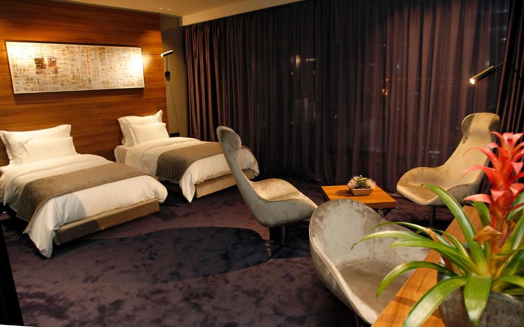 Двухместный (Улучшенный двухместный номер Делюкс с 1 кроватью или 2 отдельными кроватями) отеля Ambasador Hotel, Ниш