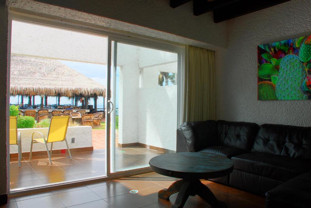 Сьюит (Улучшенный люкс) курортного отеля Las Rocas Resort & Spa, Росарито
