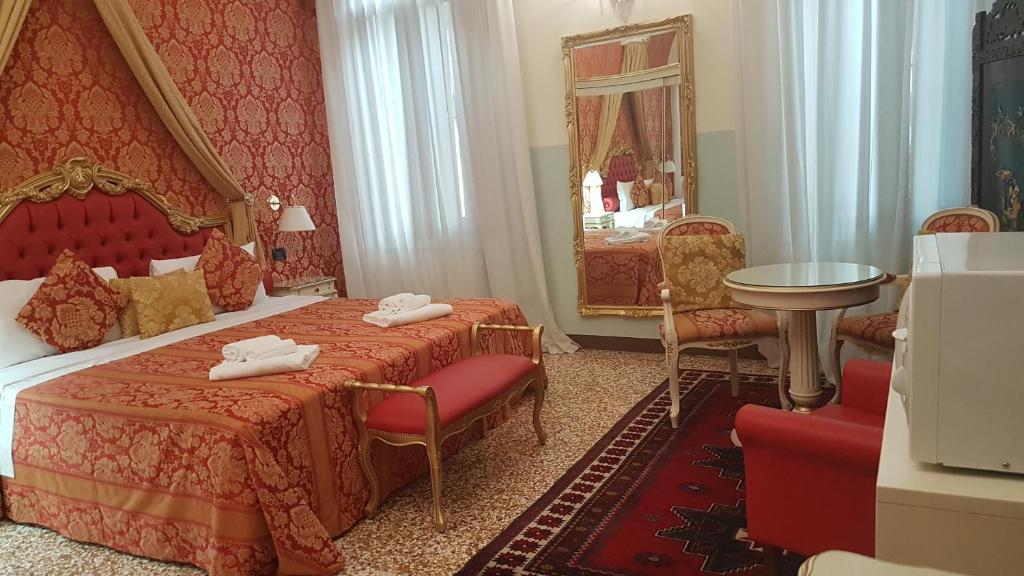 Сьюит (Суперлюкс «﻿Джакомо Казанова» с видом на площадь Санто-Стефано), Friendly Venice Suites