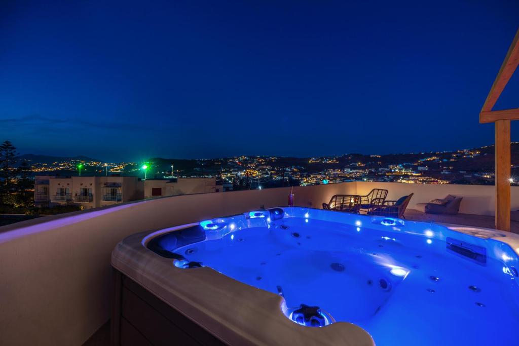 Сьюит (Представительский люкс с гидромассажной ванной) отеля Mykonos Cactus, Орнос