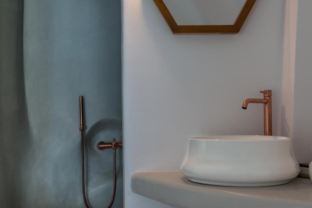 Сьюит (Люкс «Гранд» с гидромассажной ванной, вид на кальдеру) отеля Nefeles Luxury Suites, Тира