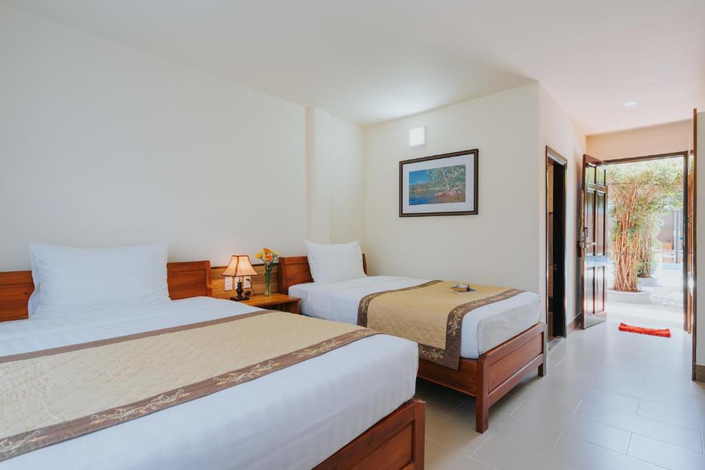Трехместный (Трехместный номер с видом на бассейн) курортного отеля Countryside Phu Quoc Resort, Дуонг-Донг