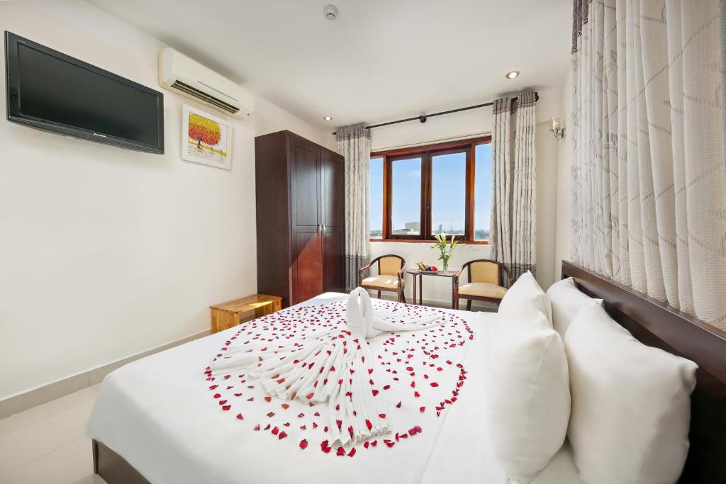 Двухместный (Улучшенный двухместный номер с 1 кроватью) отеля Dreams Hotel, Дананг