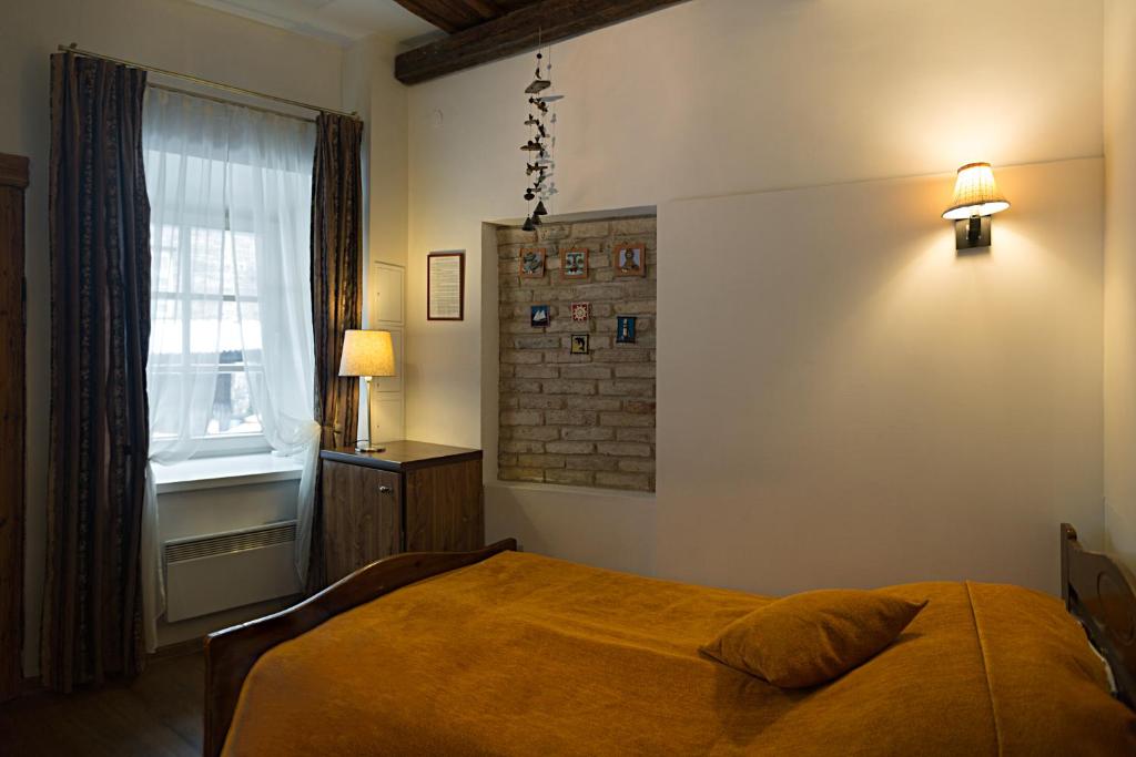 Двухместный (Небольшой двухместный номер с 1 кроватью) отеля Bernardinu B&B House, Вильнюс