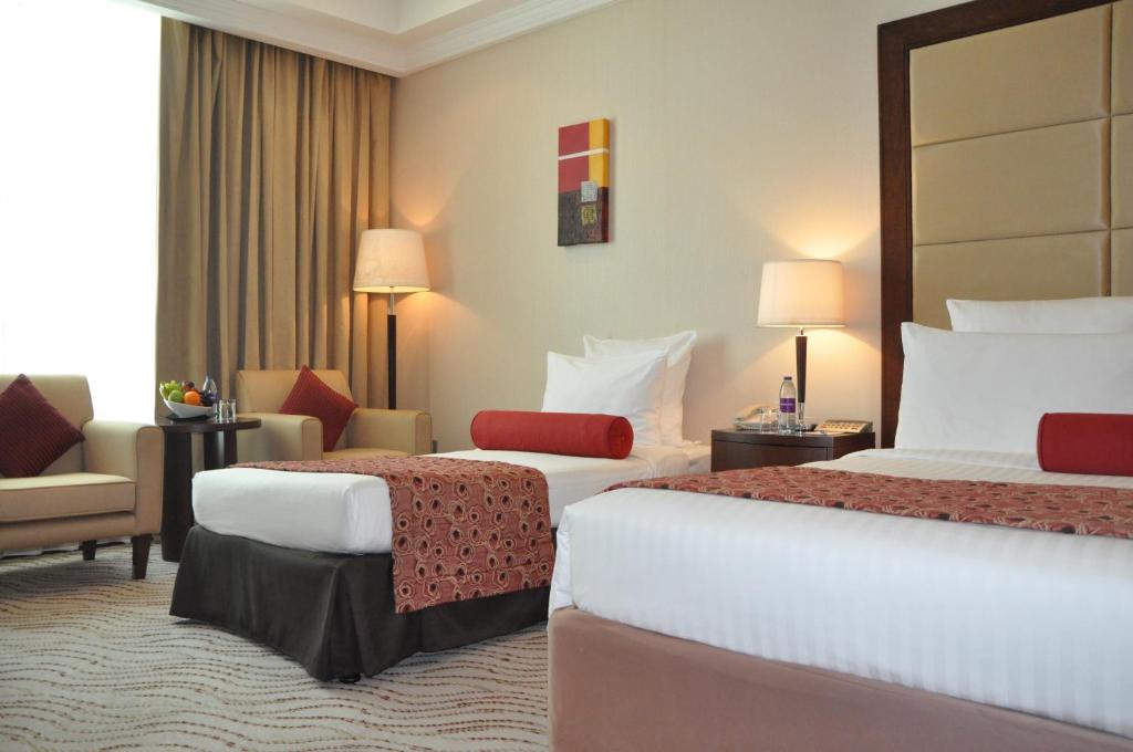 Трехместный (Улучшенный трехместный номер) отеля Park Regis Kris Kin Hotel, Дубай