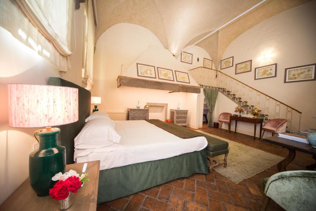 Двухместный (Номер Делюкс с кроватью размера «king-size») отеля Al Palazzo del Marchese di Camugliano Residenza d'Epoca, Флоренция