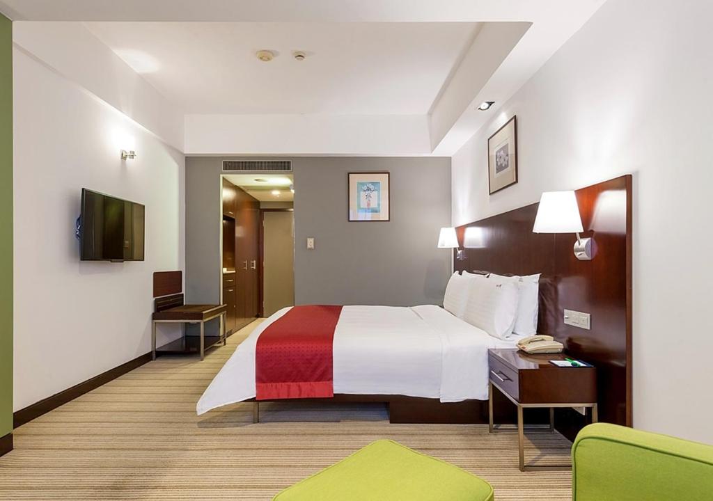 Двухместный (Двухместный номер Делюкс с 2 двуспальными кроватями - Для некурящих) отеля Holiday Inn Shanghai Vista, Шанхай