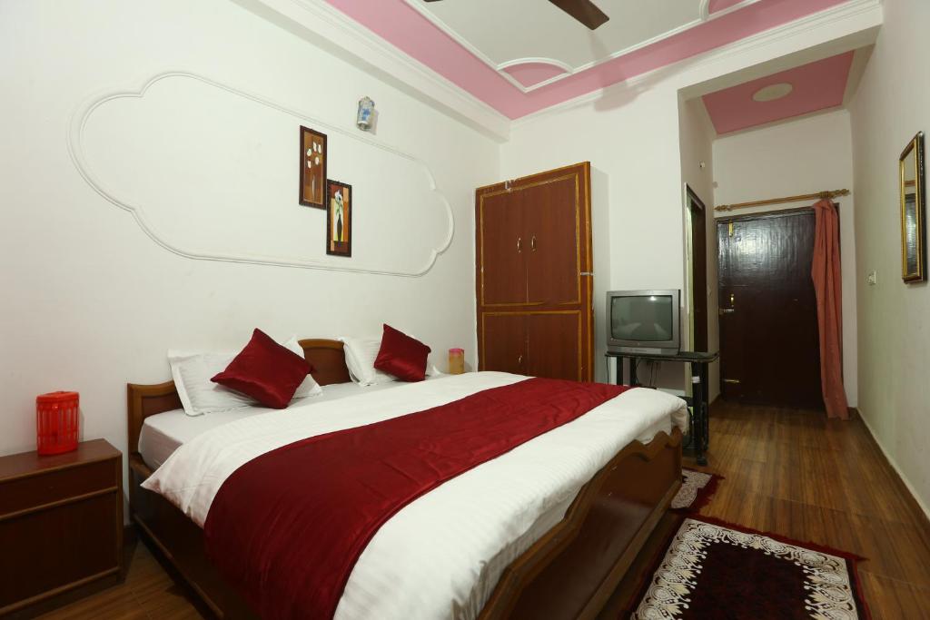 Двухместный (Двухместный номер с 1 кроватью и видом на горы) отеля Raj Resort Rishikesh, Ришикеш