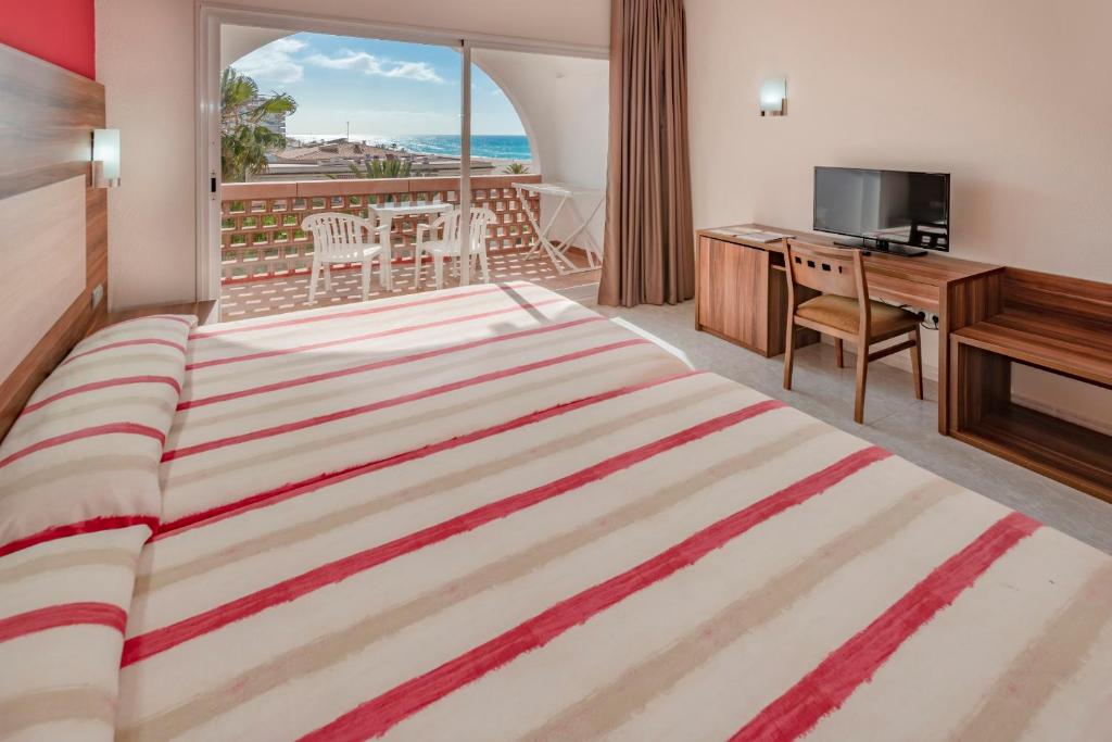 Двухместный (Двухместный номер с 1 кроватью и боковым видом на море) отеля 4R Gran Europe, Ситжес