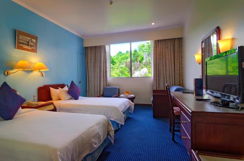 Двухместный (Deluxe Twin Room with Hill View) отеля Hotel Shangri-la Kota Kinabalu, Кота-Кинабалу