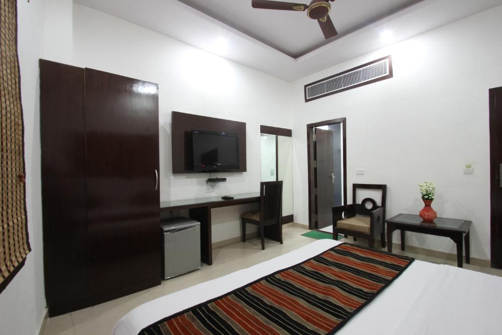 Двухместный (Двухместный номер Делюкс с 1 кроватью), FabHotel Mohan International Paharganj