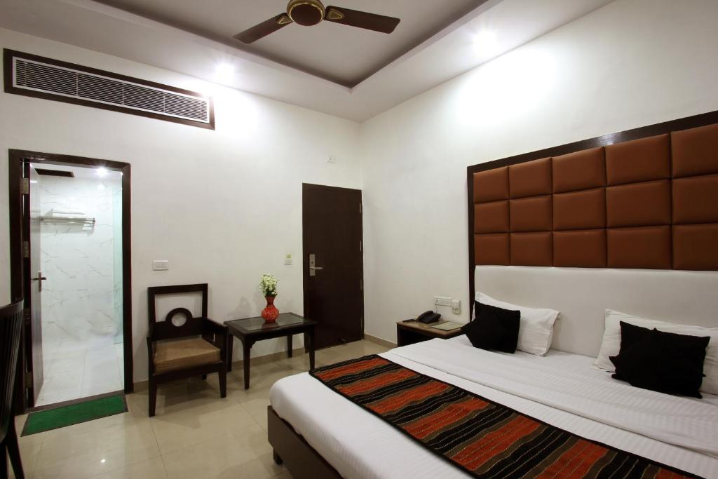 Двухместный (Двухместный номер Делюкс с 1 кроватью), FabHotel Mohan International Paharganj