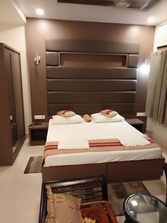 Двухместный (Premium Double Room (Includes Ganga Aarti and Darshan assistance to Kashi Vishwanath Temple)) отеля Hotel Alka, Варанаси