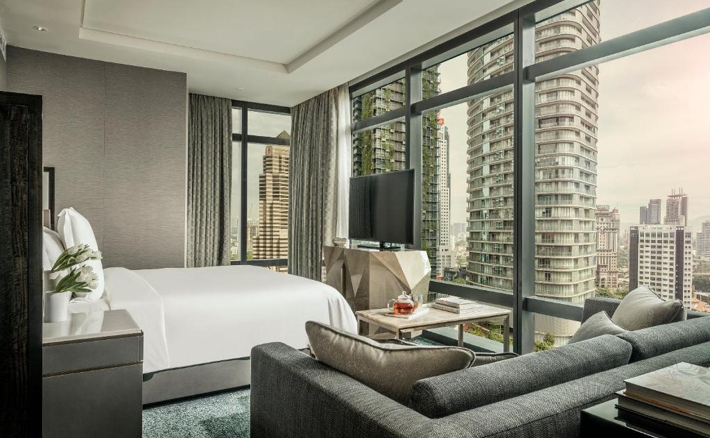 Трехместный (Номер с кроватью размера «king-size» и видом на город) отеля Four Seasons Hotel Kuala Lumpur, Куала-Лумпур