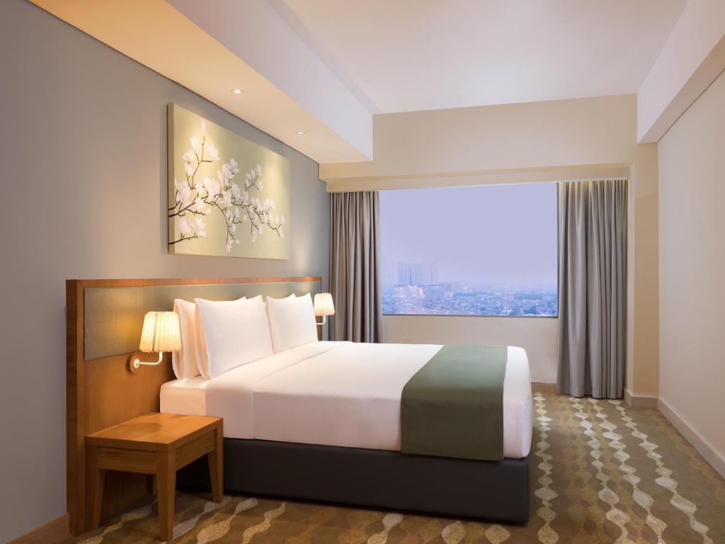 Сьюит (Полулюкс с 1 спальней и мини-кухней) отеля Holiday Inn & Suites Jakarta Gajah Mada, Джакарта