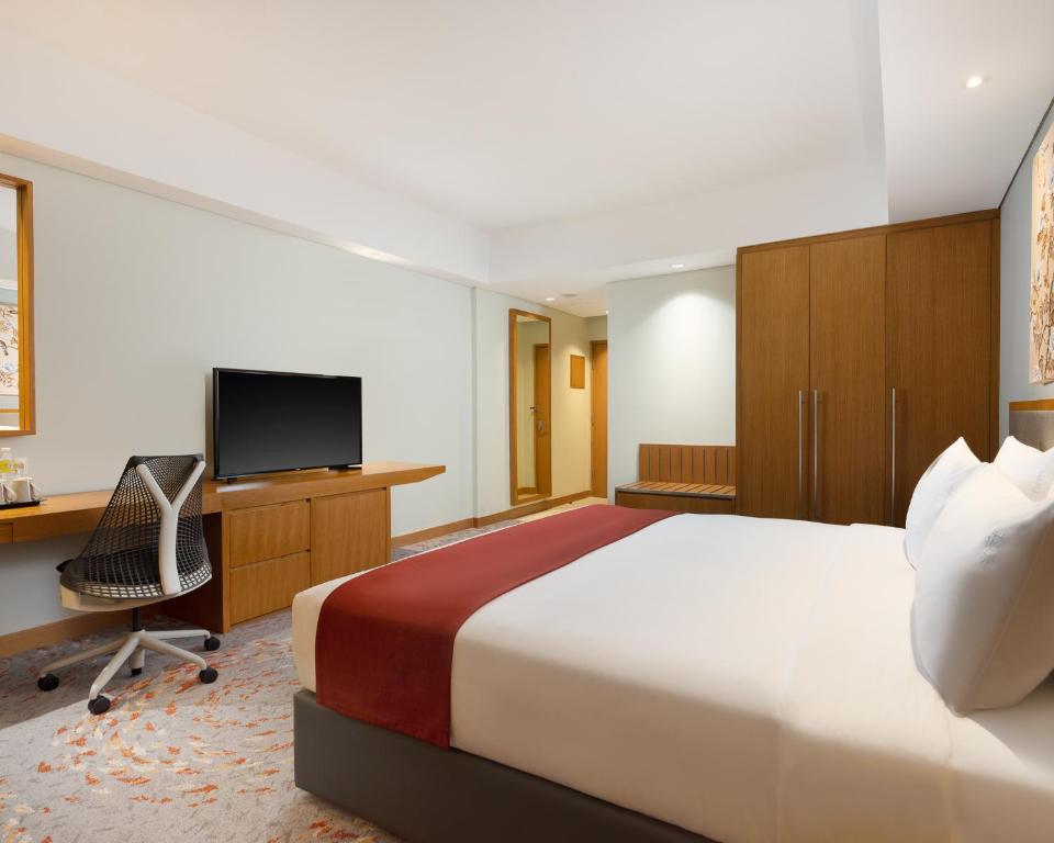 Двухместный (Club King Room - Accessible/Non-Smoking) отеля Holiday Inn & Suites Jakarta Gajah Mada, Джакарта