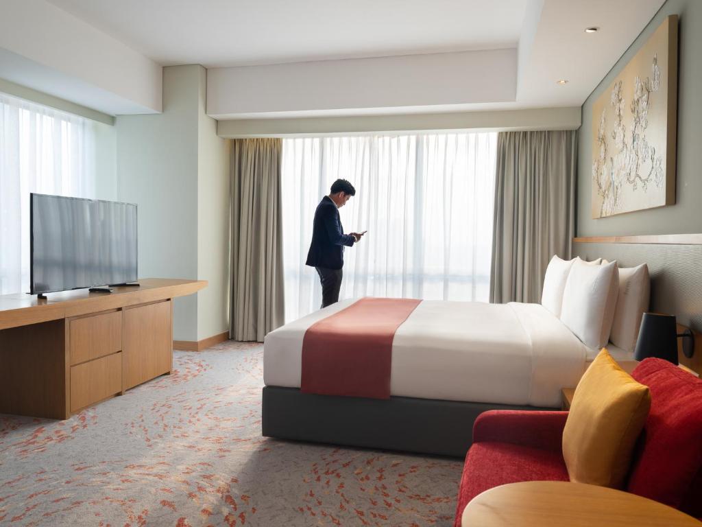 Двухместный (Угловой номер с кроватью размера «king-size» - Для некурящих) отеля Holiday Inn & Suites Jakarta Gajah Mada, Джакарта