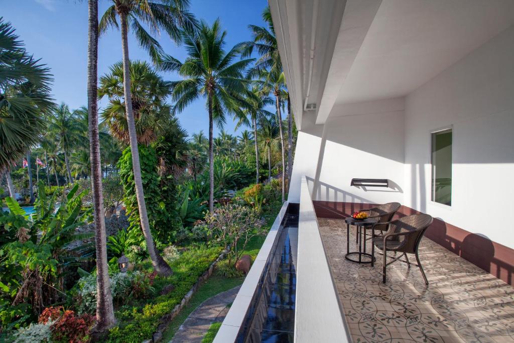Двухместный (Номер Делюкс с террасой на верхнем этаже) отеля Thavorn Palm Beach Resort Phuket, Пхукет