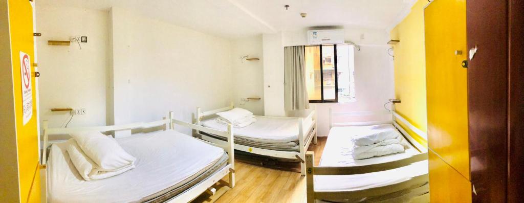Номер (Односпальная кровать в общем мужском номере) хостела Lazy Gaga Hostel Guangzhou, Гуанчжоу