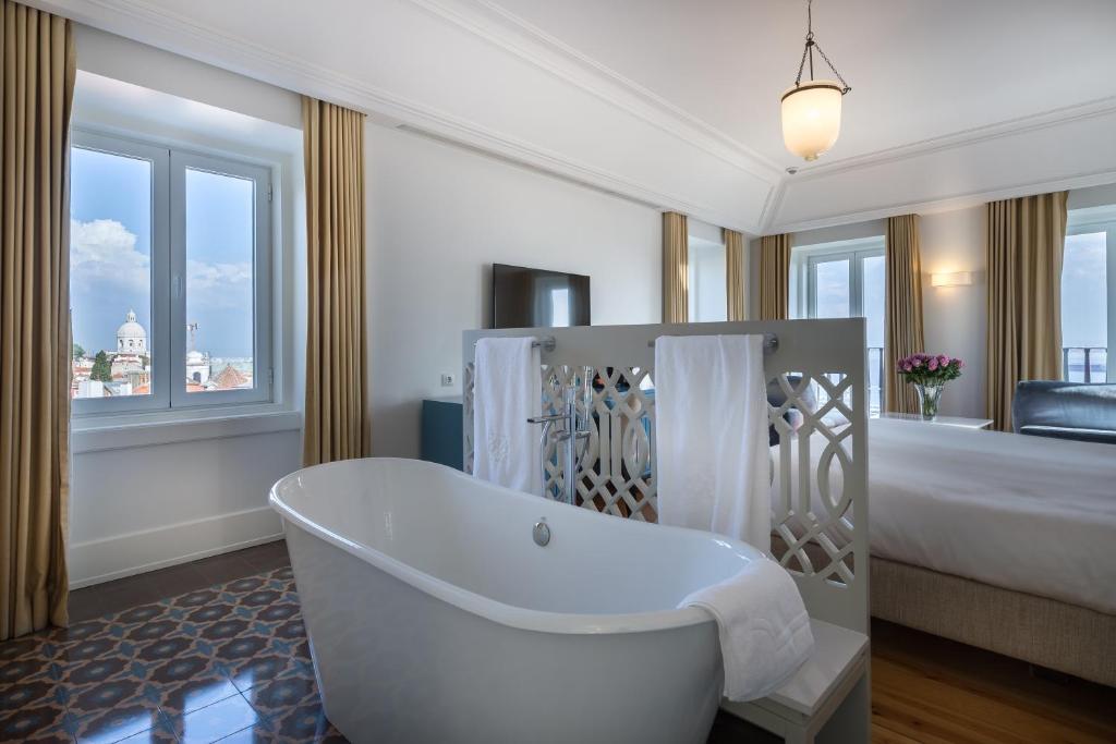 Сьюит (Суперлюкс Джуниор с панорамным видом) отеля Santiago de Alfama - Boutique Hotel, Лиссабон