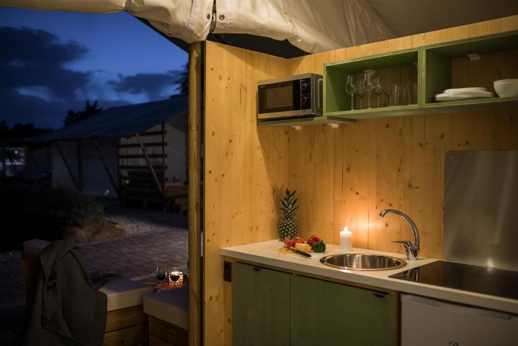Номер (Семейный шатер с 3 спальнями и террасой) парк-отеля Mobile Homes Camping Santa Marina, Lanterna, Пореч