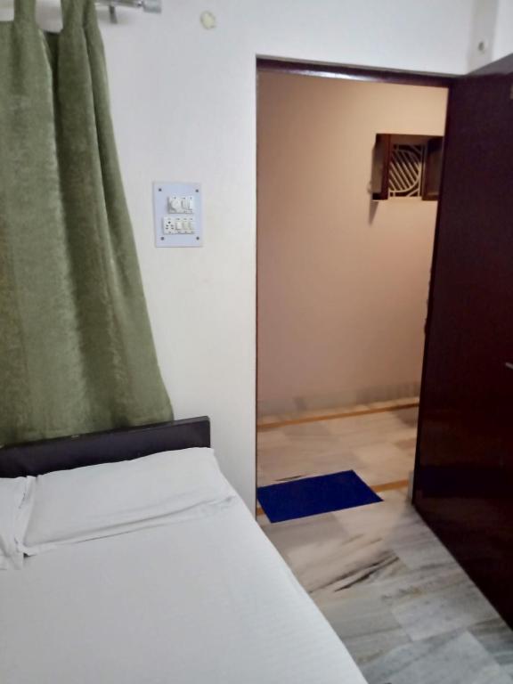 Одноместный (Budget Single Room (Includes Ganga Aarti and Darshan assistance to Kashi Vishwanath Temple)) отеля Hotel Alka, Варанаси