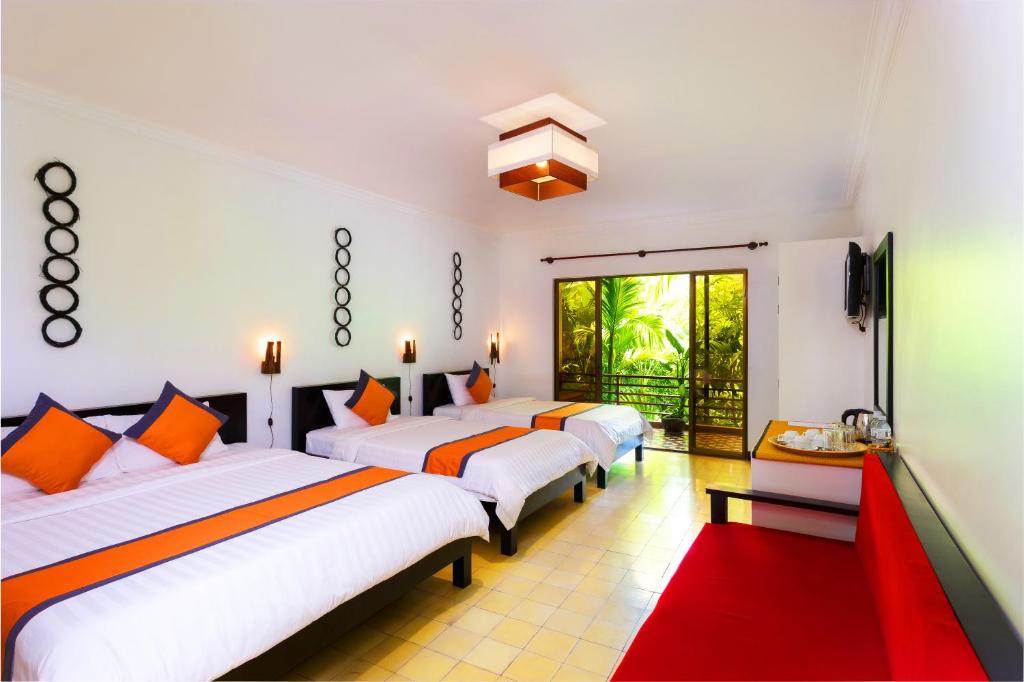 Семейный (Family Room with Pool View -  One Way Airport Pick Up), La Niche D'angkor Boutique Hotel