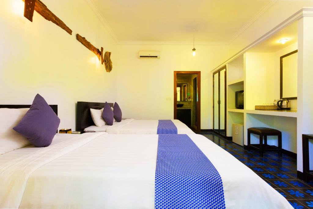 Трехместный (Triple Room with Pool View -  One Way Airport Pick Up), La Niche D'angkor Boutique Hotel