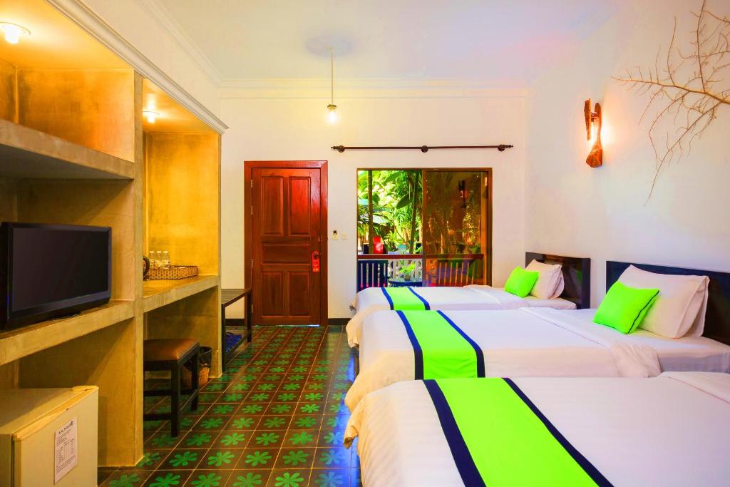Трехместный (Triple Room with Pool View -  One Way Airport Pick Up) отеля La Niche D'angkor Boutique Hotel, Сием Рип