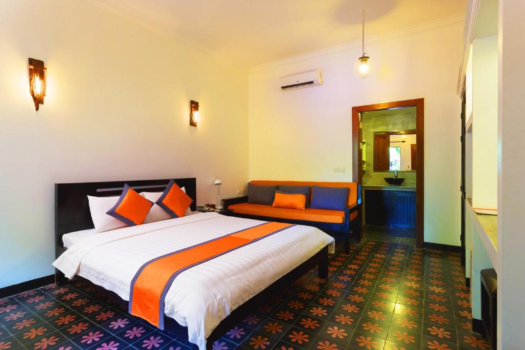 Двухместный (Double Room with Pool View -  One Way Airport Pick Up) отеля La Niche D'angkor Boutique Hotel, Сием Рип