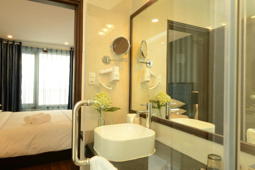 Двухместный (Двухместный номер Делюкс с 1 кроватью) отеля Hanoi Emerald Waters Hotel & Spa, Ханой