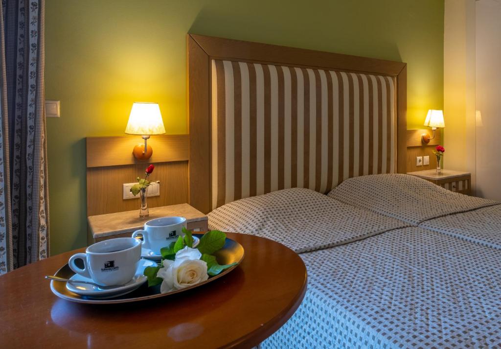 Двухместный (Двухместный номер с 2 отдельными кроватями и видом на горы) отеля Dolfin, Толон
