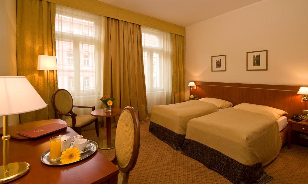 Двухместный (Двухместный номер Делюкс с 1 кроватью или 2 отдельными кроватями) отеля Raffaello, Прага