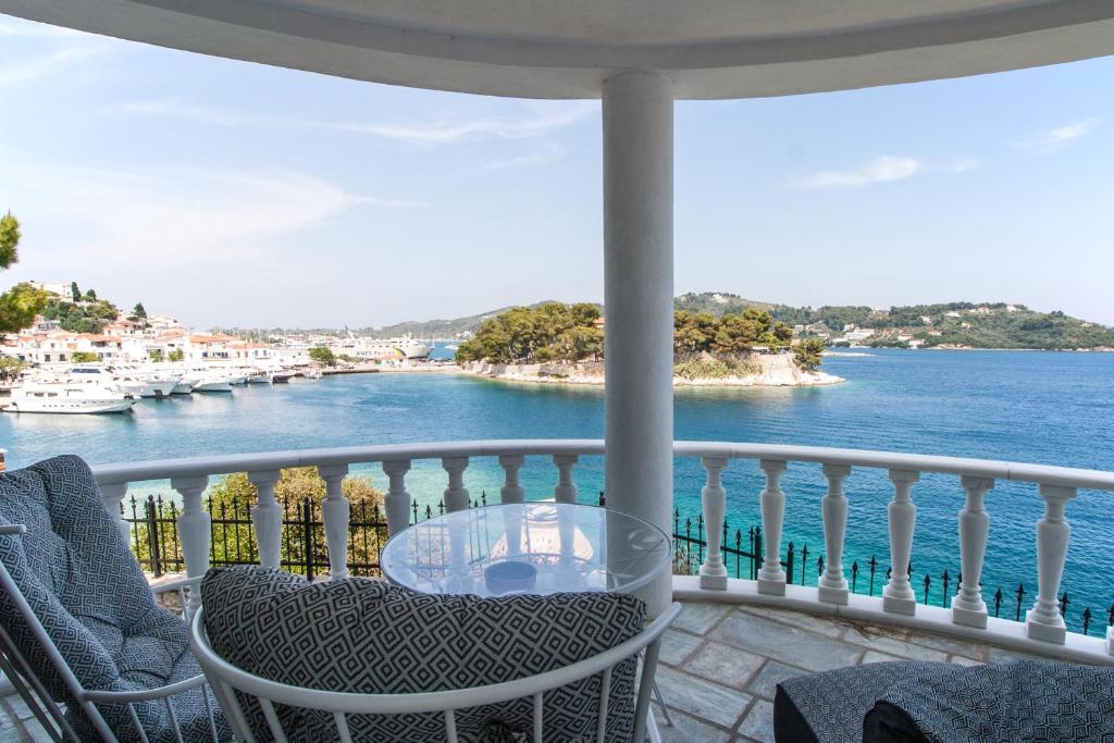 Сьюит (Улучшенный люкс с видом на море) гостевого дома Chrysoula's Guest House, Скиатос
