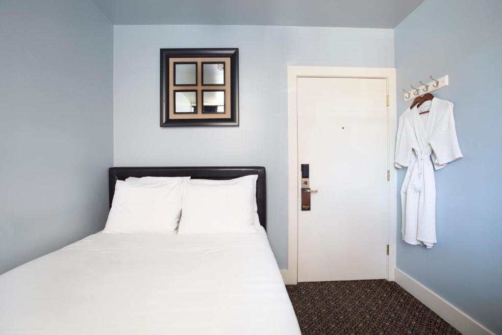 Двухместный (Двуспальная кровать с общей ванной комнатой) отеля Ballard Inn, Сиэтл