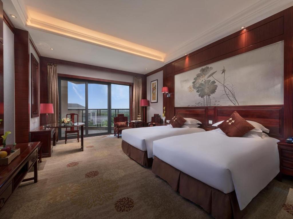 Двухместный (Представительский двухместный номер с 2 отдельными кроватями и видом на озеро) отеля Hangzhou Blossom Water Museum Hotel, Ханчжоу