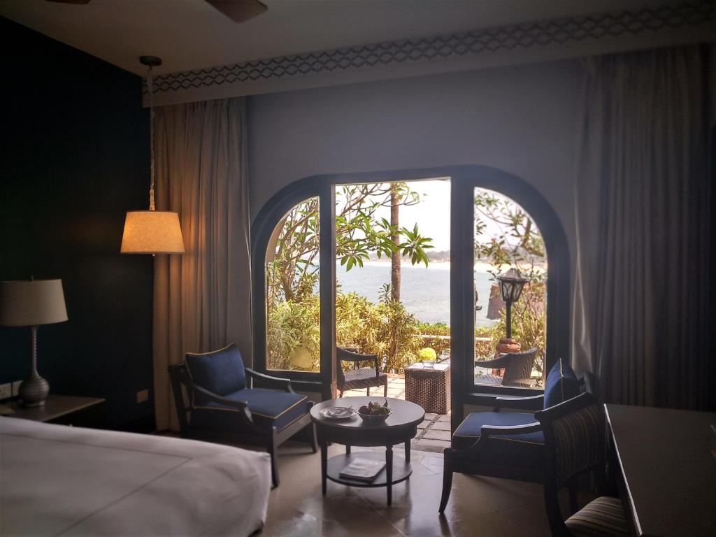 Двухместный (Номер Делюкс с видом на море и гостиной зоной - 2 отдельные кровати) курортного отеля Taj Fort Aguada Resort & Spa, Goa, Кандолим