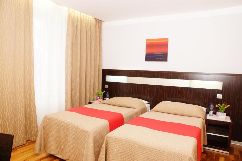 Двухместный (Special Offer - Double or Twin Room with Breakfast Included) отеля Galaxie Hotel, Прага