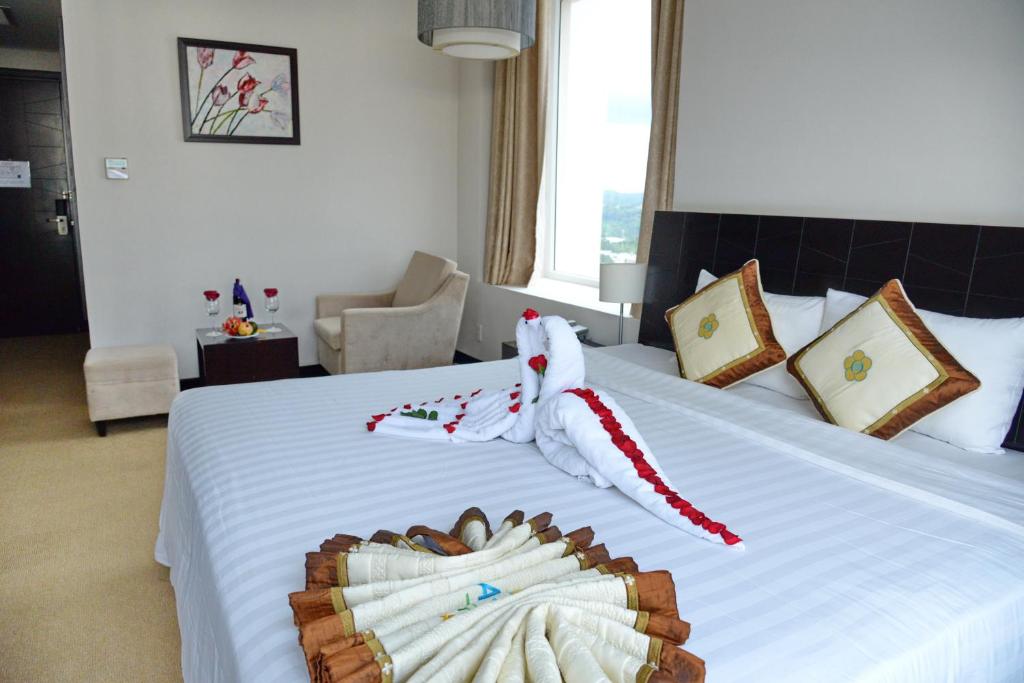 Двухместный (Улучшенный двухместный номер с 1 кроватью или 2 отдельными кроватями, вид на город) отеля Sai Gon Ban Me Hotel, Буонметхуот
