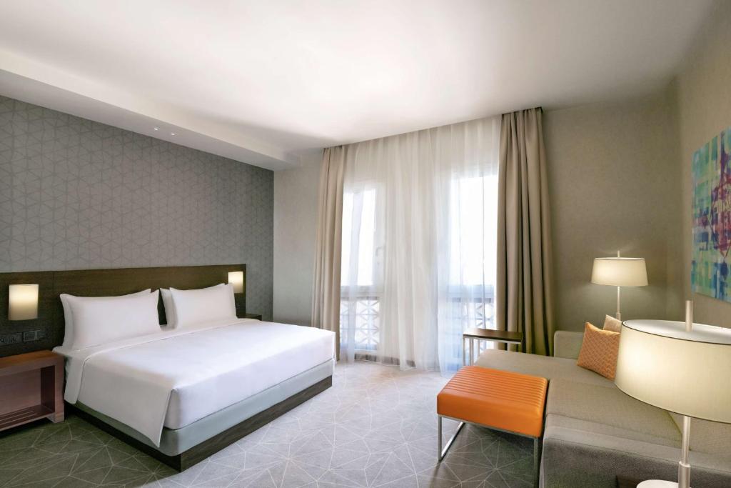 Трехместный (Номер с кроватью размера «king-size», диваном-кроватью и бесплатным завтраком) отеля Hyatt Place Dubai Wasl District, Дубай