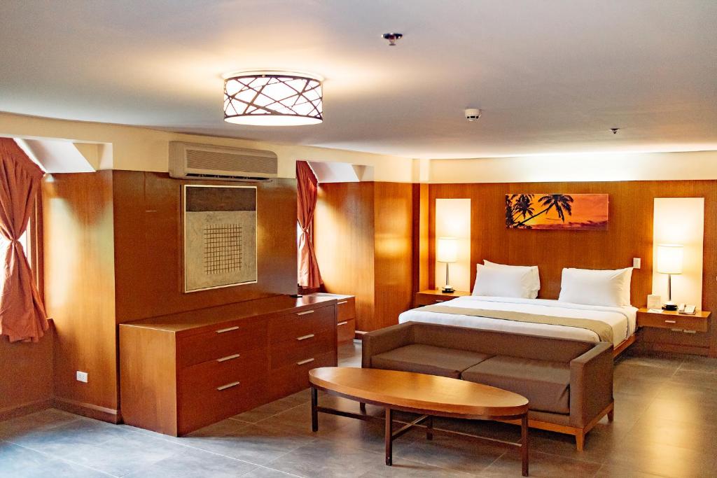 Сьюит (Представительский люкс) курортного отеля Crown Regency Beach Resort, Боракай